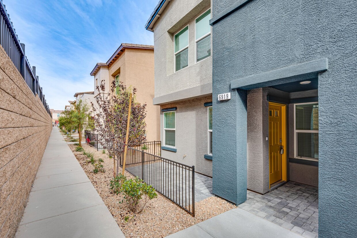 Foto principal - Charming 3-Bedroom Townhome with Smart Hom...