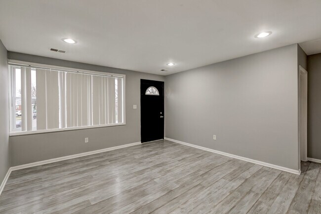 Building Photo - 7026 Hamlet Unit 1