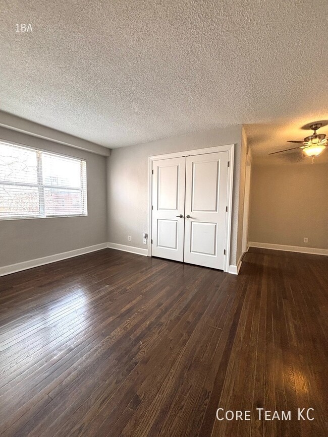 Building Photo - Studio for Rent in West Plaza!