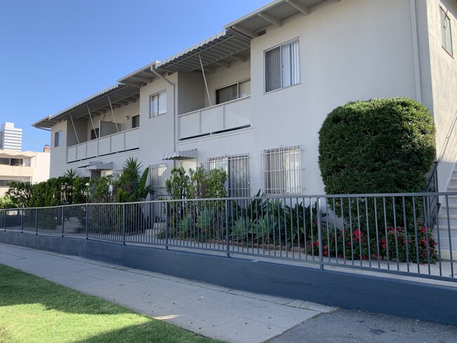 Building Photo - 975 S Barrington Ave