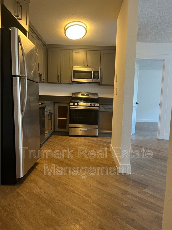 Building Photo - 310 S Kenmore Ave