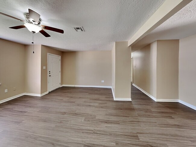 Foto del edificio - 407 Harold Ln