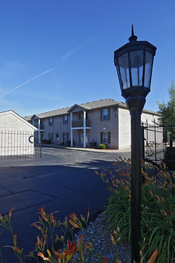 205 Colonial Club Dr, New Albany, IN 47150 Condo for Rent in New