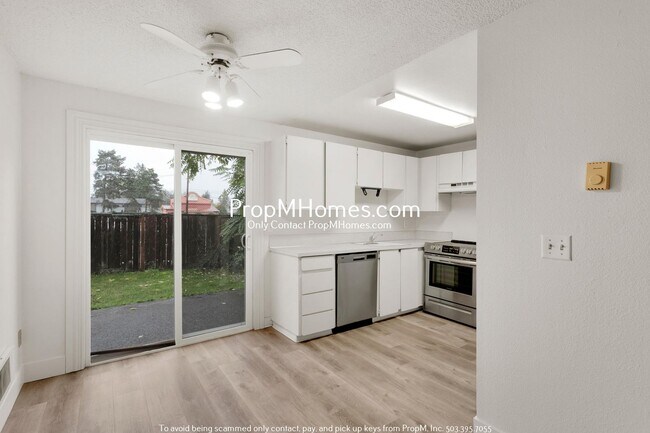 Foto del edificio - Refreshed Two Bedroom Townhome in Montavilla!