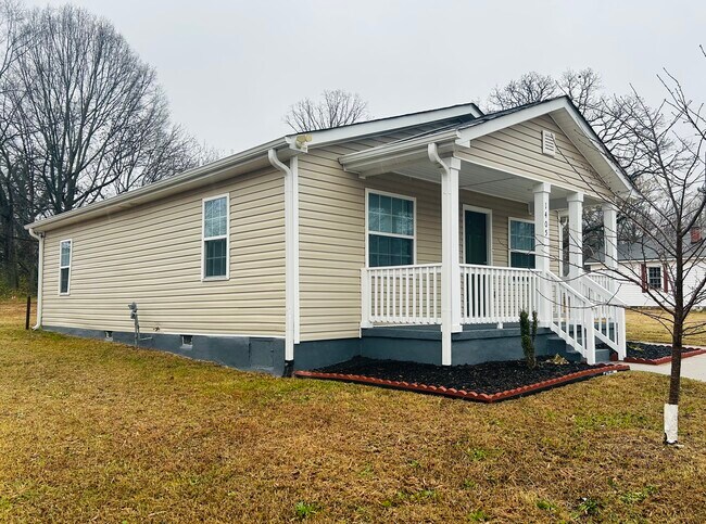 Building Photo - 1405 Leonard Ave