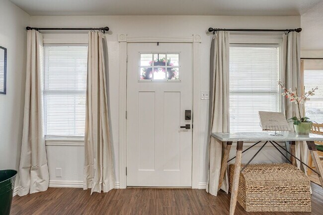 Foto del edificio - Fully furnished and updated 3 bedroom 2 bath in the heart of River Oaks. Available immediately an...