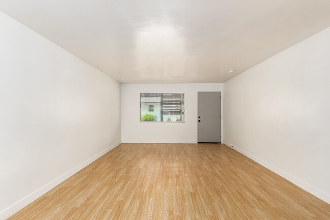 Building Photo - Upgraded One Bedroom, One Bathroom at 28 o...