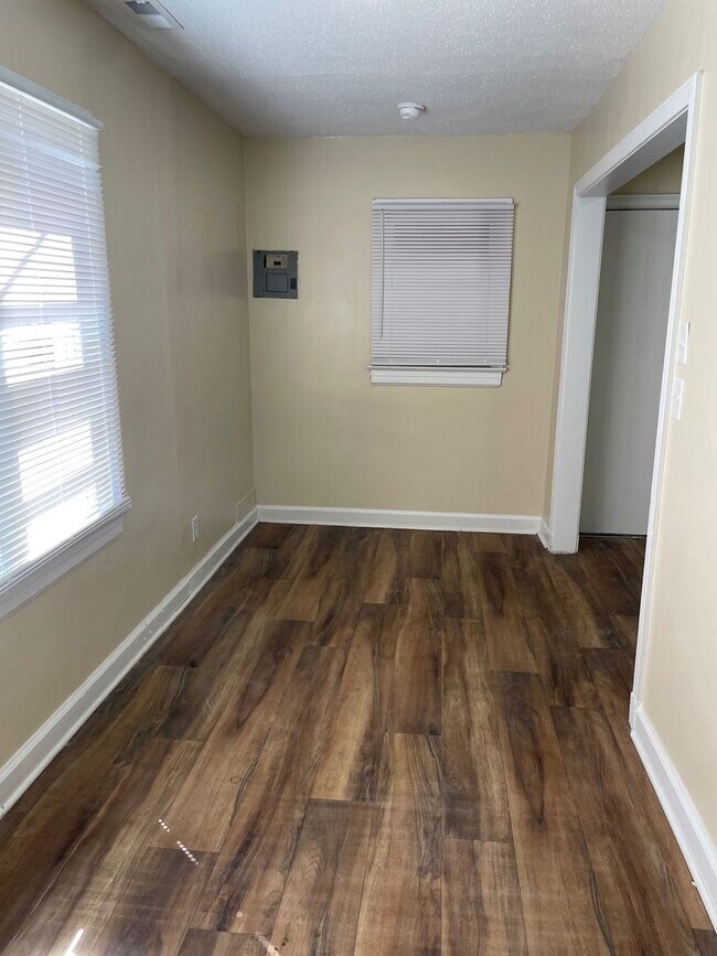 Building Photo - 2 bed, 1 bath located in High Point!