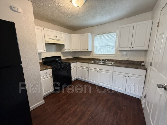 Building Photo - 5926 N Frankfort Ave