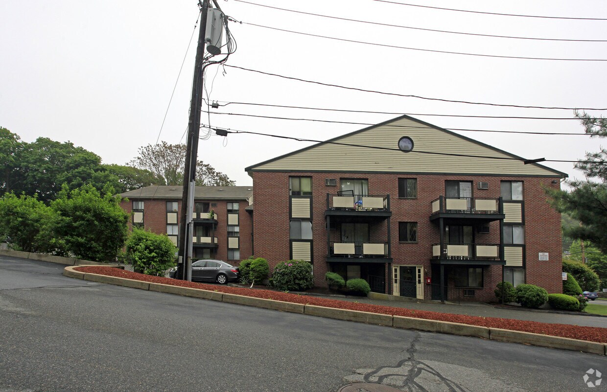 Foxcroft Apartments in Stoneham, MA