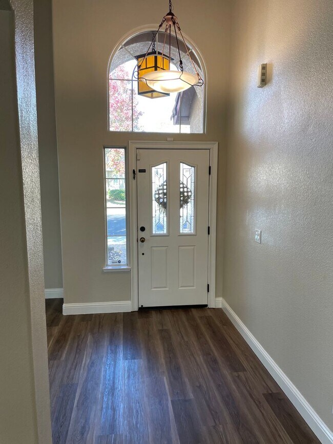 Foto del edificio - BEAUTIFUL 2-STORY HOME WITH POOL & 3 CAR GARAGE IN ROCKLIN!