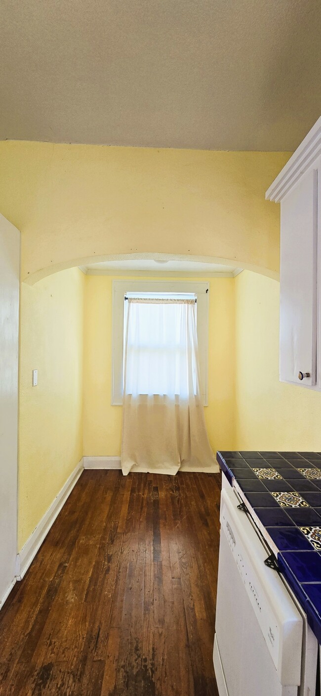 Building Photo - 1065 Sunset Dr