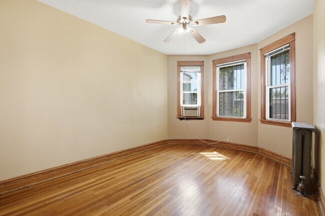 Foto del edificio - 1213 W Addison St