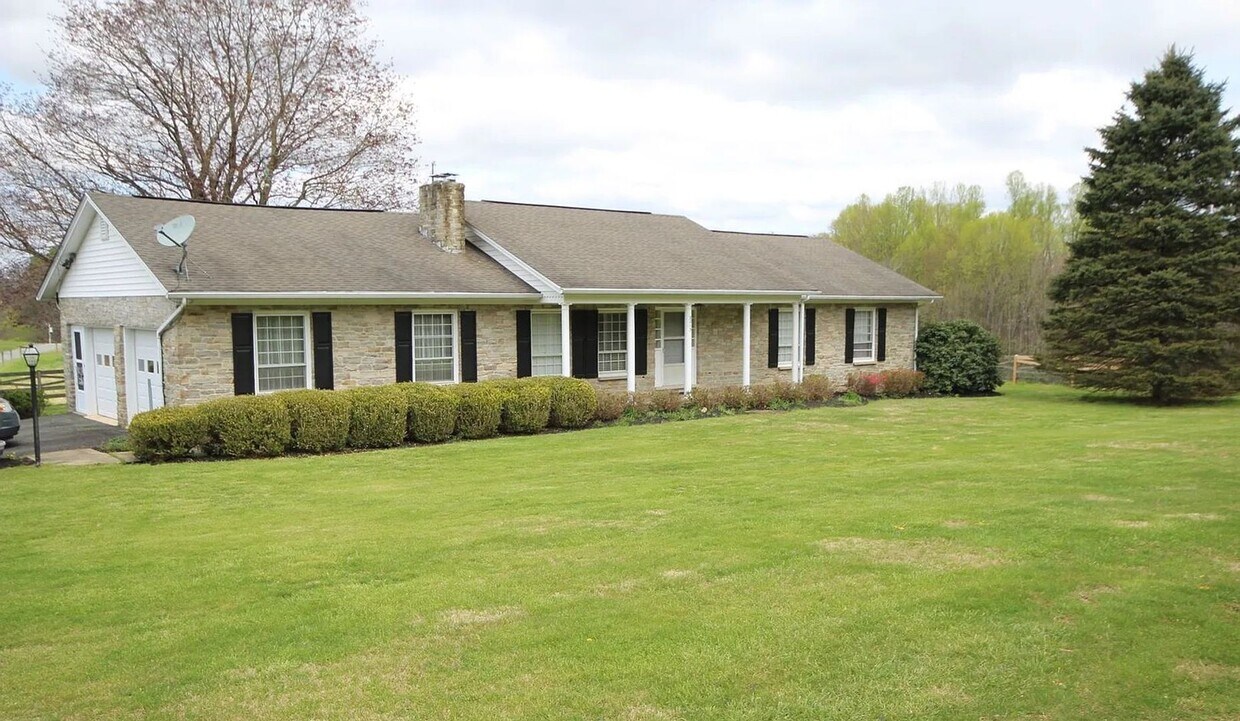 Foto del edificio - Charming 3-Bedroom Home with Country Feel & Spacious Yard