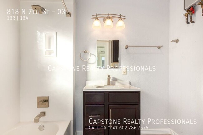Building Photo - Downtown 1 Bedroom, 1 Bath! Walk to plenty...