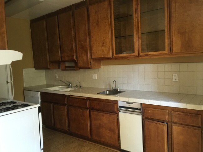 Building Photo - Cozy 2 Bed/2 Bath Condo with In-Unit Washe...