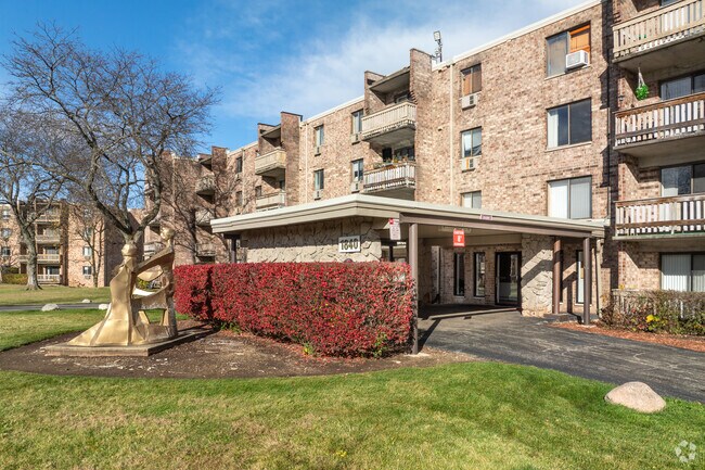 Entrada - Woodview Apartments