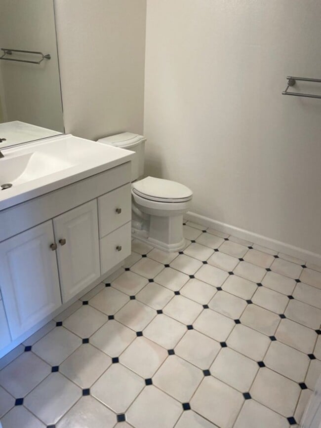 Foto del edificio - 1 Bed/1 Bath Upstairs Apartment in Gated SR Complex.