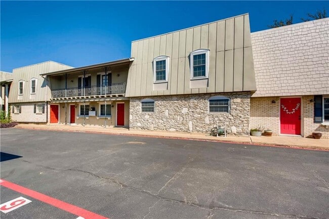 Building Photo - Central Austin Private Lifestyle!