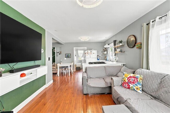 Foto del edificio - 353 Smithfield Ave