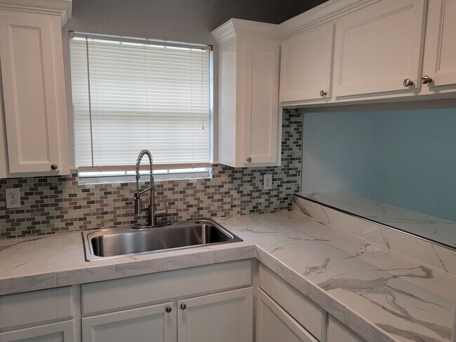 Building Photo - 4022 W Chapin St