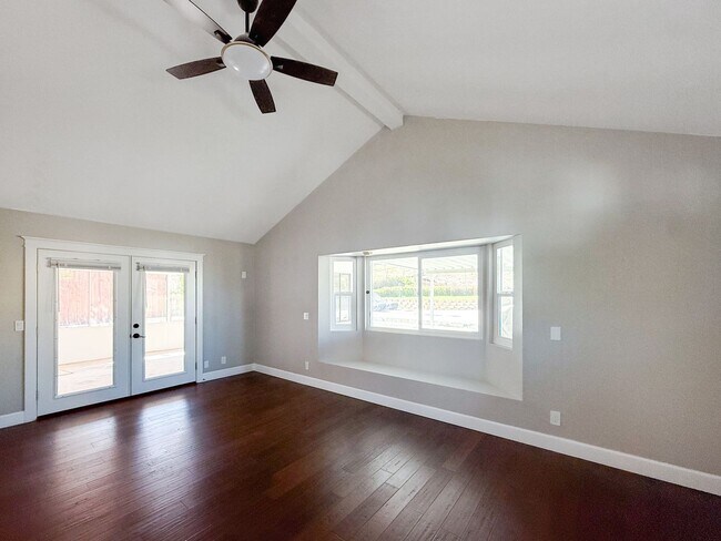 Foto del edificio - Newly Remodeled 3B 2BA Home w/ Putting Gre...