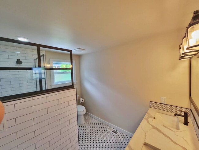 Foto del edificio - Beautilfully Remodeled 4 Bed 2.75 Bath Ram...