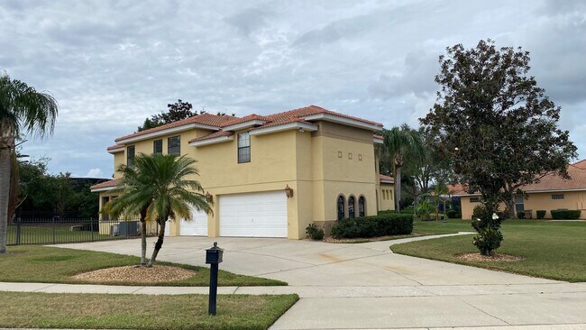 Foto del edificio - 5 Bedroom, 4.5 Bath Single Family Pool Home!