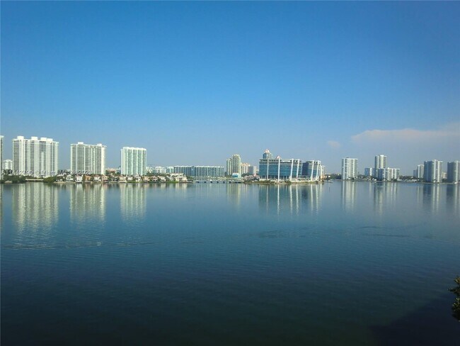 Foto del edificio - 17500 N Bay Rd