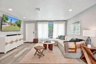 Building Photo - 1587 NE 30th St