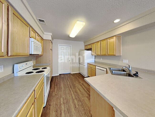 Foto del edificio - 20000 Mitchell Pl