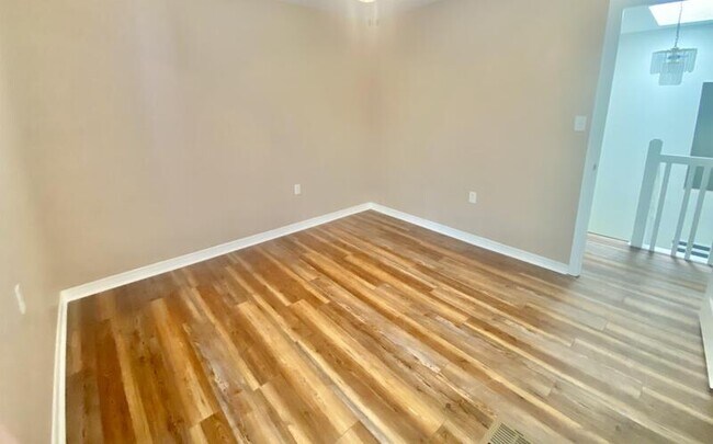 Building Photo - 625 Emerald Ln
