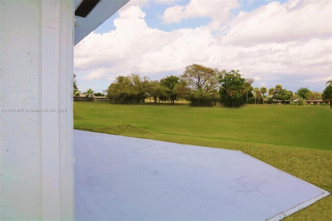 Foto del edificio - 6003 Umbrella Tree Ln