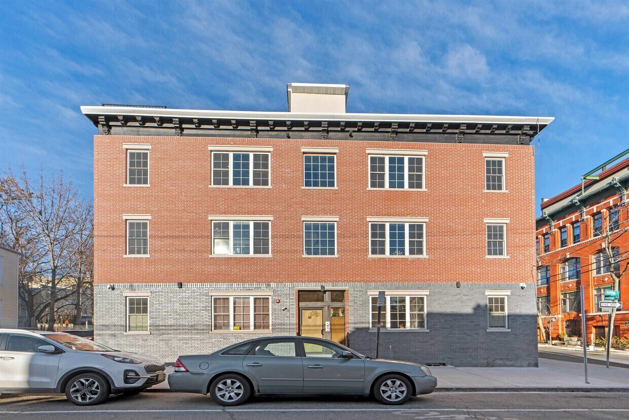 100 Griffith St Unit 3R, Jersey City, NJ 07307 Room for Rent in