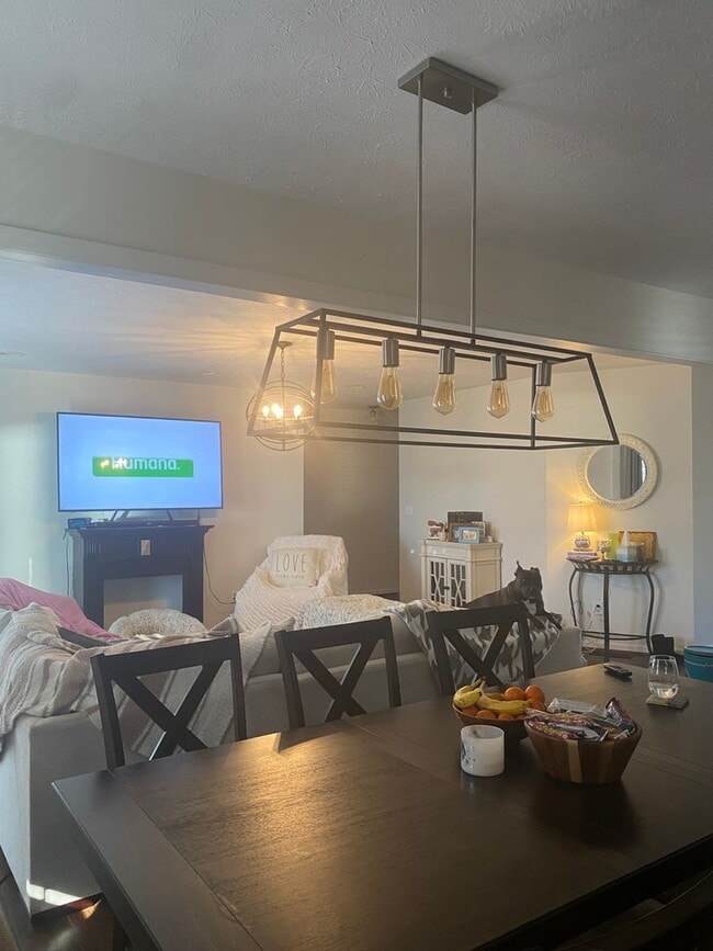 Building Photo - 3 bed, 2 bath, 2 car garage Single-Family ...
