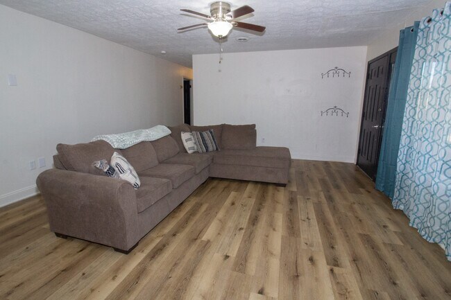 Building Photo - 13949 Compton Rd