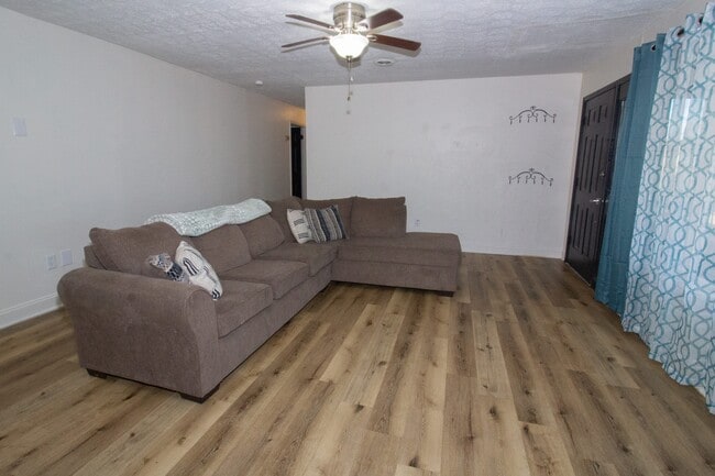 Foto del edificio - 13949 Compton Rd