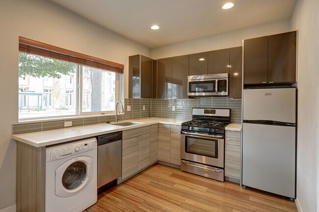 Building Photo - 6408 Phinney Ave N