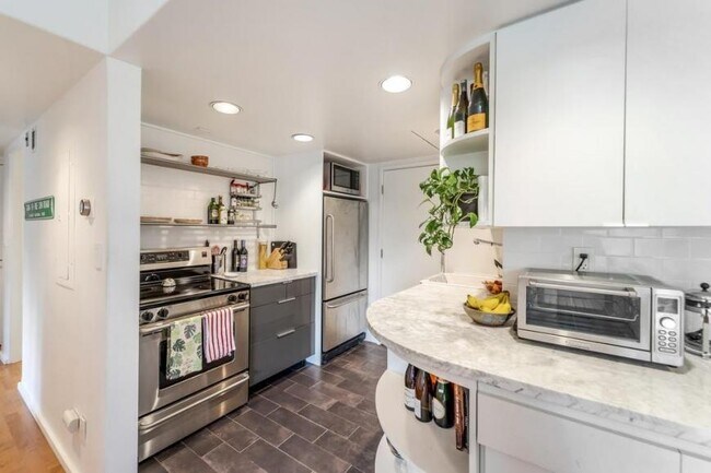Building Photo - 2 bedroom in Seattle WA 98102