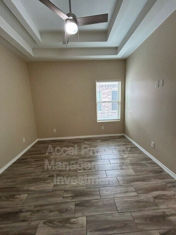 Building Photo - 1008 W La Pointe Ave