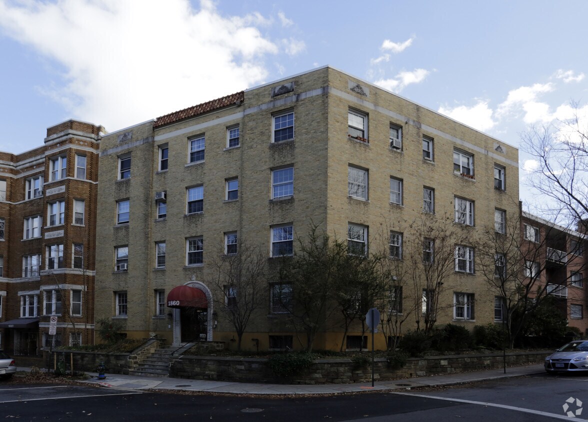 Foto del edificio - 1860 Clydesdale Pl NW