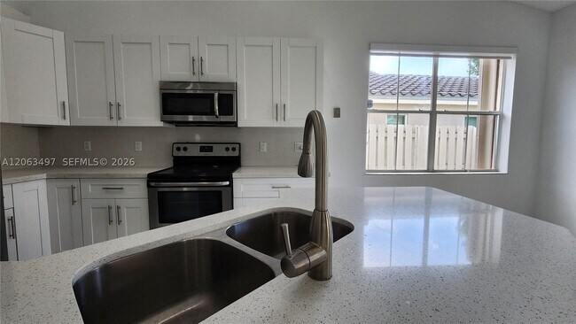 Foto del edificio - 924 Falling Water Rd