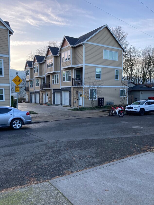Foto del edificio - 8814 N Edison St