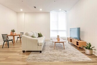 Building Photo - 1050 Annunciation St