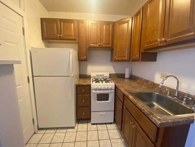 Building Photo - 5060 N Wolcott Ave