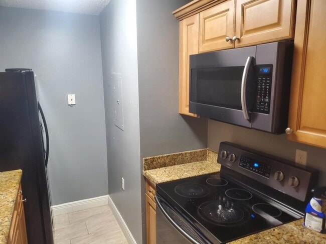 Foto del edificio - 1068 N Benoist Farms Rd