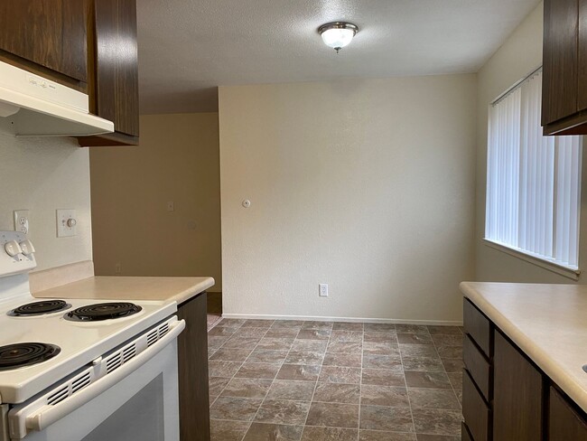 Foto del edificio - One Bedroom Condo In Sunpointe Condominiums.