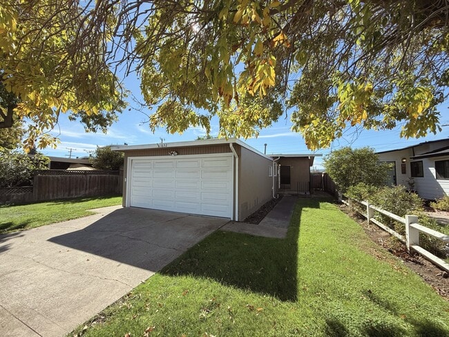 Photo - 1652 Borden St House