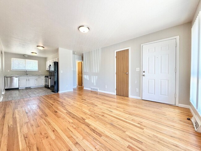 Foto del edificio - Bright and Spacious Lakewood Duplex Available for Immediate Rental!!!