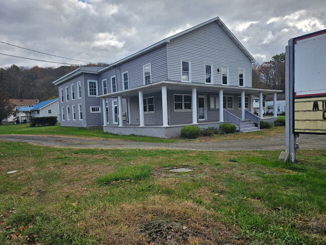 Building Photo - 464 Main St